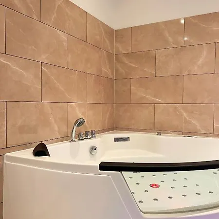 Modern - Cosy & Chic - Jaccuzi
